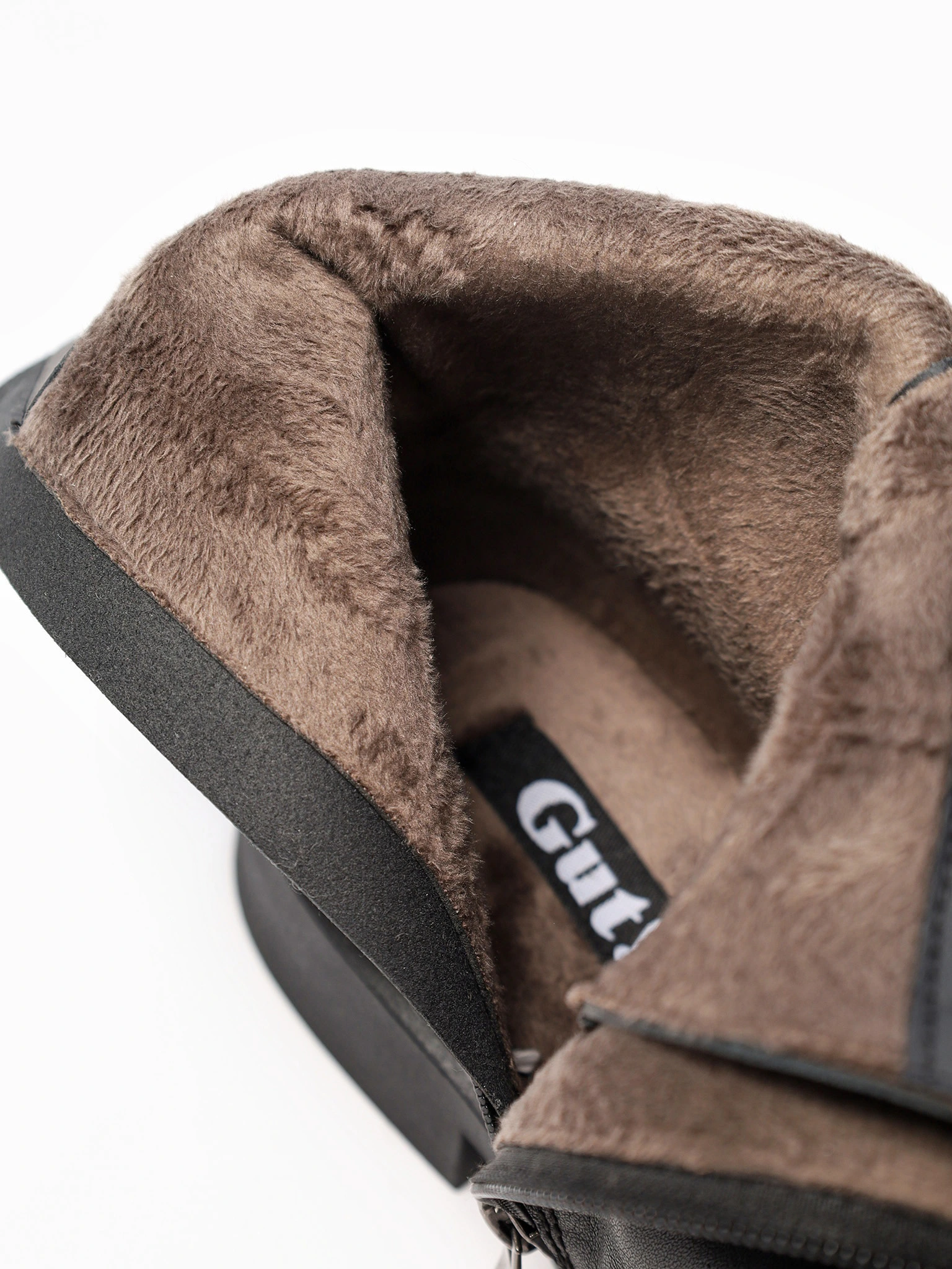 Ботинки черного цвета на среднем широком каблуке